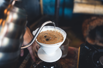 jarra de agua de café preparando café em um coador