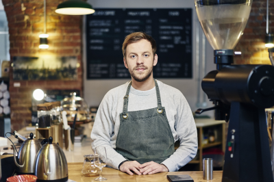 barista em um balcão em uma cafeteria